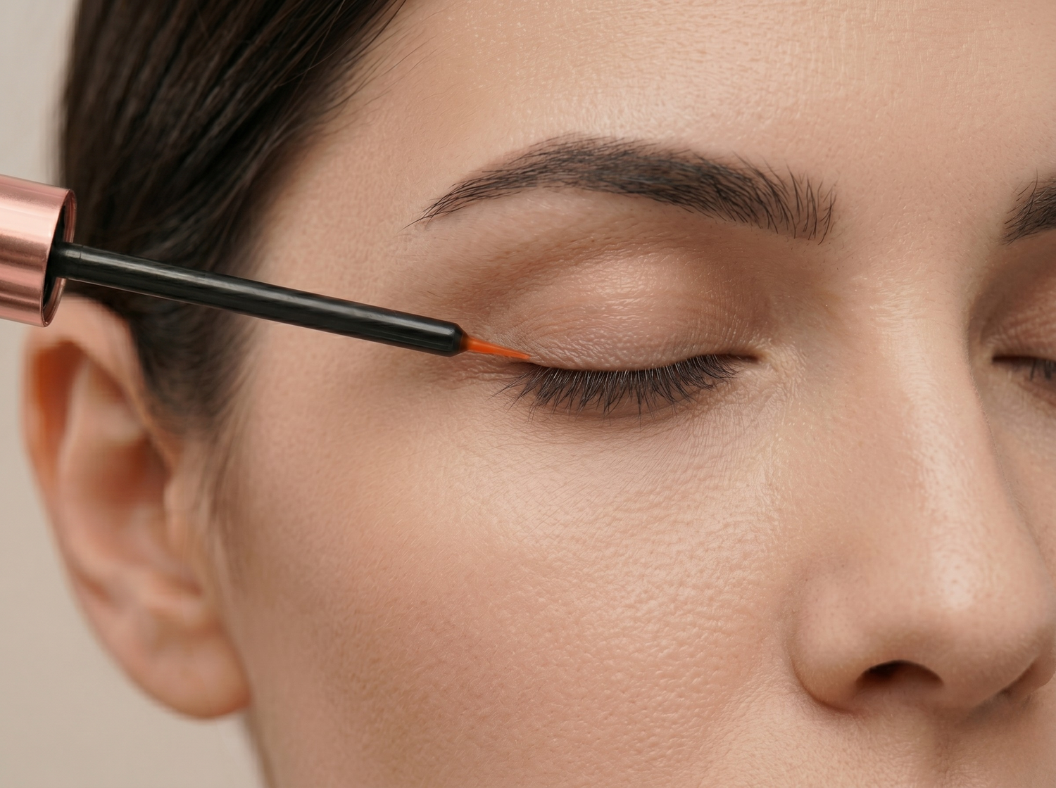 Eyelash serum active ingredients – peptides, biotin, hyaluronic acid