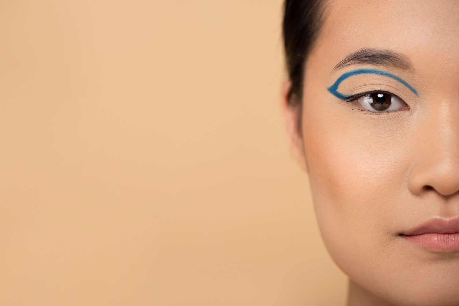 Blue Light & Eyelash Health: How Screen Time Affects Eyelid Skin and Lash Density (2026 Guide)