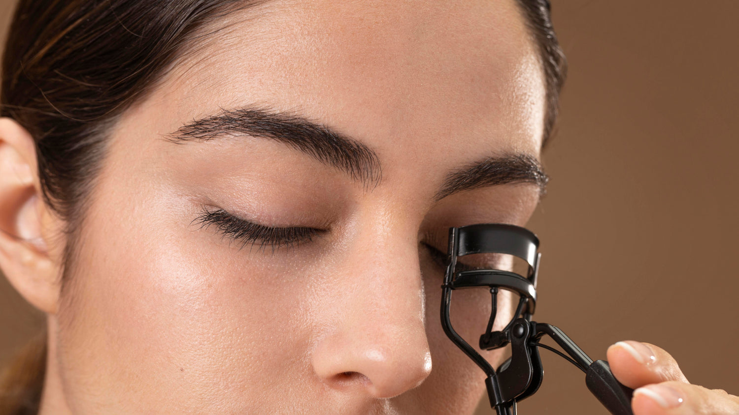 Straight or Downward-Growing Lashes: Expert Guide to Long-Lasting Lift and Curl in 2026